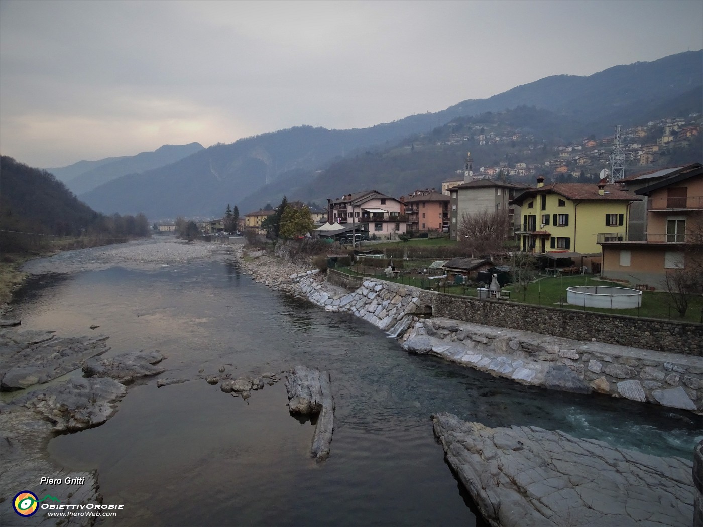 85 Dal Ponte Vecchio vista sul Brembo e verso il centro di Zogno .JPG